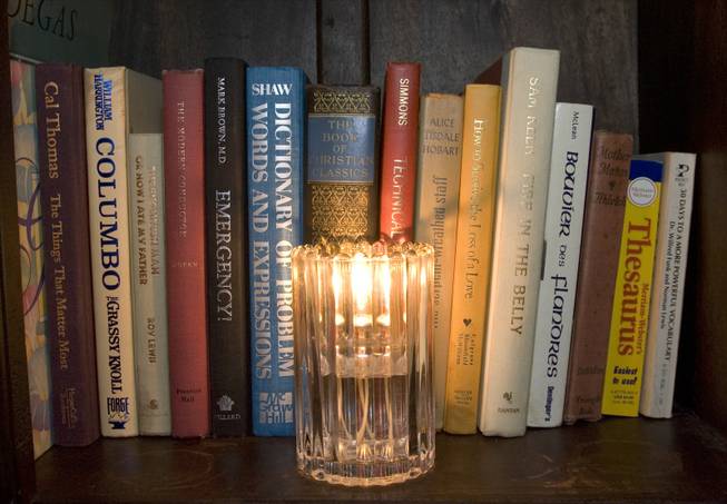 Lots of candles and books add to the living room ...