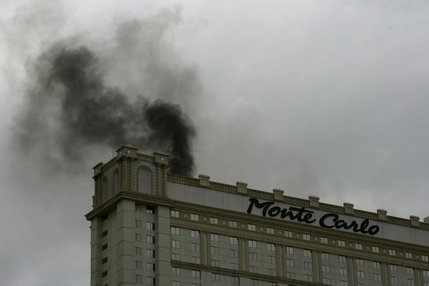 Smoke from a roof fire pours from the top of the Monte Carlo hotel and casino in Las Vegas, Nevada January 25, 2008.