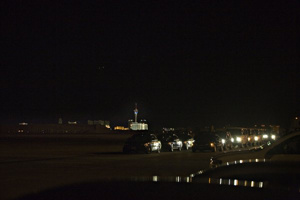 The presidential motorcade waits for President George W. Bush to ...