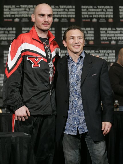 WBC middleweight champion Kelly Pavlik, left, and Ray 