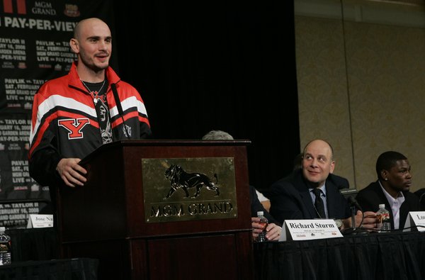 WBC middleweight champion Kelly Pavlik, left, of Ohio, speaks during ...
