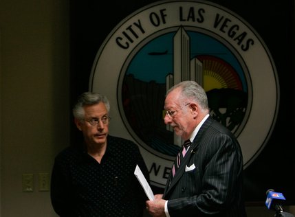 Las Vegas City Councilman Gary Reese, left, and Mayor Oscar Goodman attend a news conference on the decision to revoke the Endoscopy Center of Southern Nevada’s license.