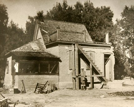 A photograph taken April 10, 1935 shows an abandoned homestead.
