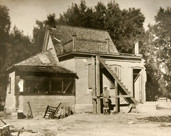 A photograph taken April 10, 1935 shows an abandoned homestead.
