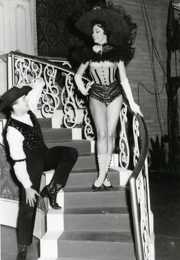 A burlesque cowgirl seduces audiences and actors alike during the ...