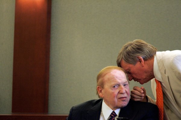 Las Vegas Sands Corp. Chairman Sheldon Adelson, left, confers with ...