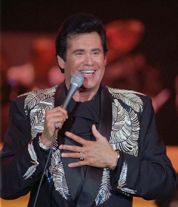 Entertainer Wayne Newton performs his 25,000th show Jan. 16, 1996, ...