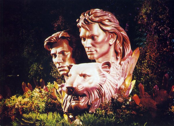 A postcard shows a bronze statue depicting Siegfried & Roy ...