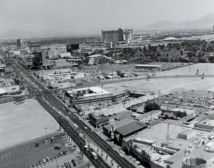 A 1985 aerial view of Las Vegas Boulevard. Traffic lights were not installed until well after the Strip was established. Today the Wynn occupies the block between the Sands Avenue and Desert Inn Road. The Sands, Lobster House and small hotels on the bottom right have been replaced by the Venetian and sister property the Palazzo.
