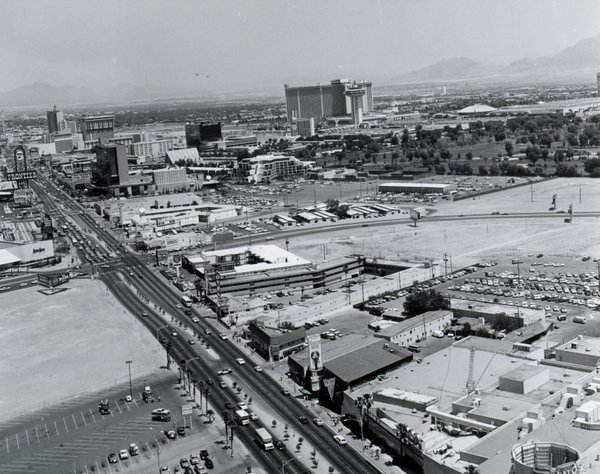 A 1985 aerial view of Las Vegas Boulevard. Traffic lights ...