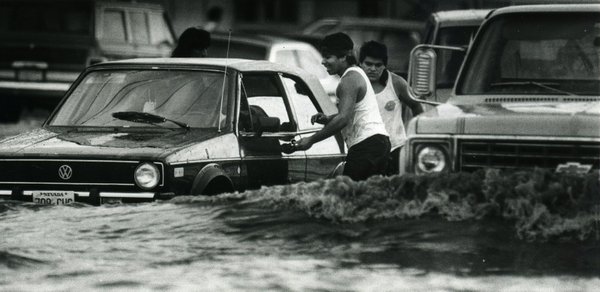 Swamped motorists on Western Avenue attempt to push their stalled ...