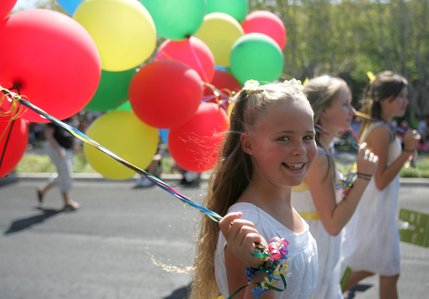 Hailee Horton carries a string of balloons during the Summerlin Patriotic Parade on July 4.  