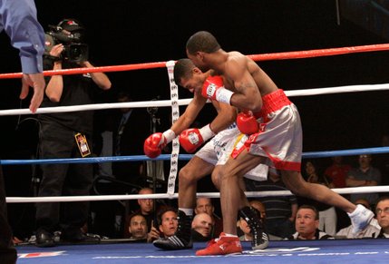 Kendall Holt, right, knocks down WBO junior welterweight champion Ricardo Torres for a KO victory in the first round of their title fight at Planet Hollywood Casino.