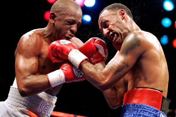 Kevin Kelley, left, and Jaime Palma fight during a lightweight ...