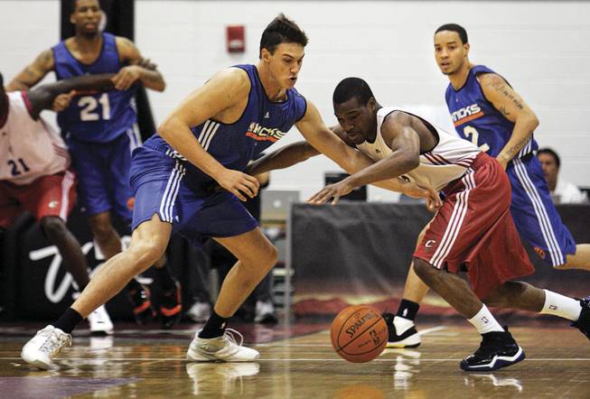 The New York Knicks' Danilo Gallinari and the Cleveland Cavaliers' Mike Green go after the ball during a Summer League game Monday.