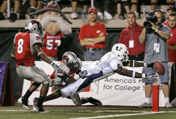 UNLV's Daryl Forte, left, looks on as teammate Geoffrey Howard ...