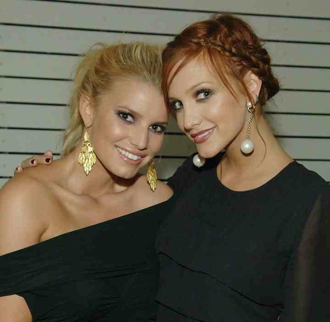 Sisters Jessica and Ashlee Simpson