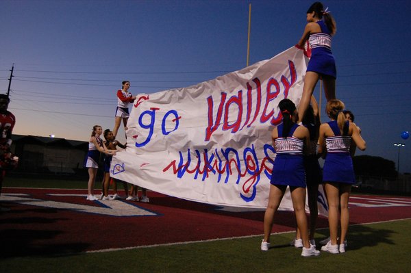 Valley High School cheerleaders wait to welcome the Vikings to ...