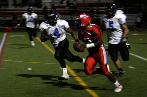 Valley's Kerwyn Williams runs the ball during Friday's game against ...