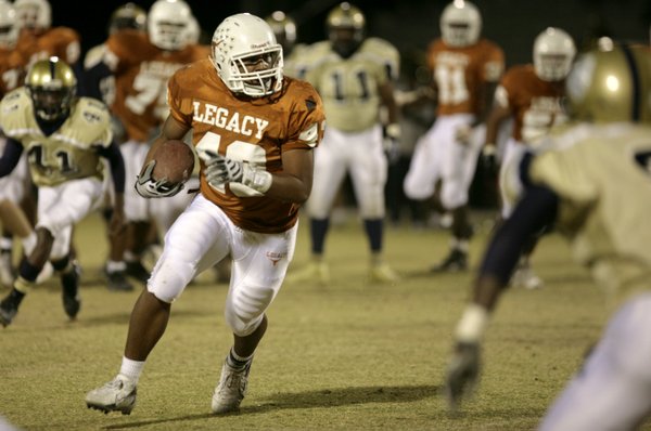 Longhorns junior tight end William Purcell runs for a 15-yard ...