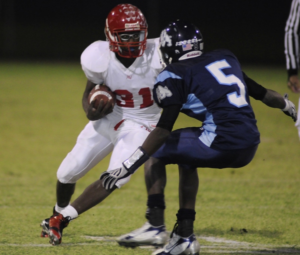 Aggies running back Taylor Wooten (31) looks to evade Bulldogs ...