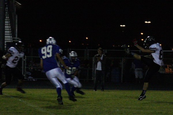 Las Vegas' Trevor Lowe (80) kicks the ball off to ...