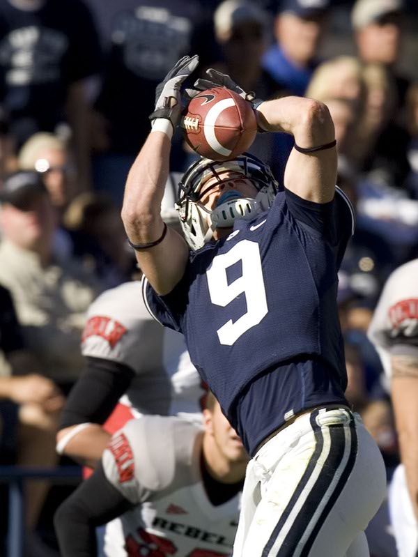 BYU wide receiver Austin Collie (9) completes a pass against ...