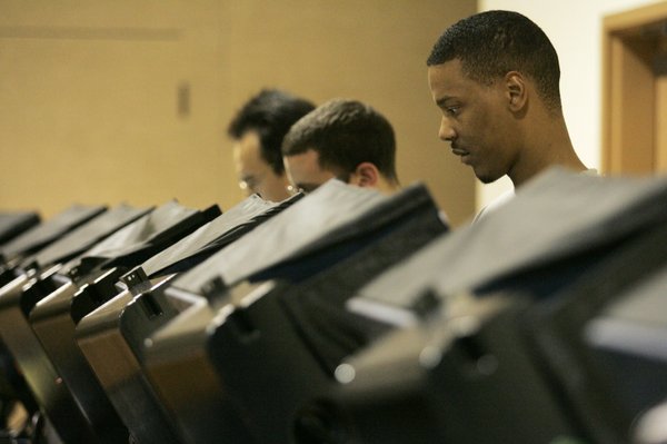 Jessie Putman casts his vote at The Lakes Lutheran Church ...