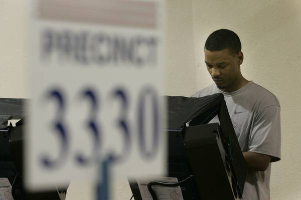 Jessie Putman casts his vote at The Lakes Lutheran Church ...