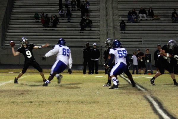 Palo Verde quarterback Kelly Zurowski (9) tries to pass the ...