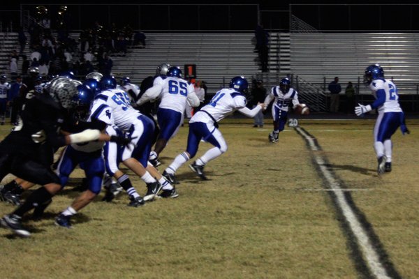Sierra Vista quarterback Jeremy Green (11) tosses the ball to ...