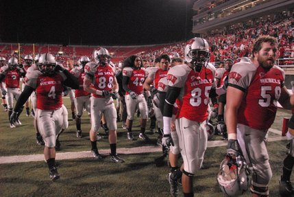 Linebacker No. 59 Joe Hawley, far right, and his teammates head for the locker room at halftime trailing the University of New Mexico by one point, 14-13.