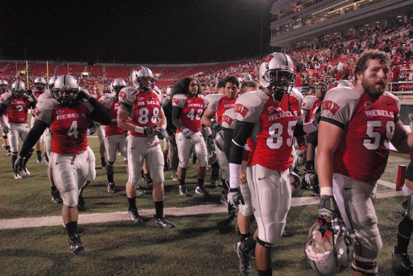Linebacker No. 59 Joe Hawley, far right, and his teammates ...