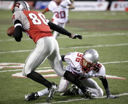 UNLV wide receiver Casey Flair pulls in the reception.
