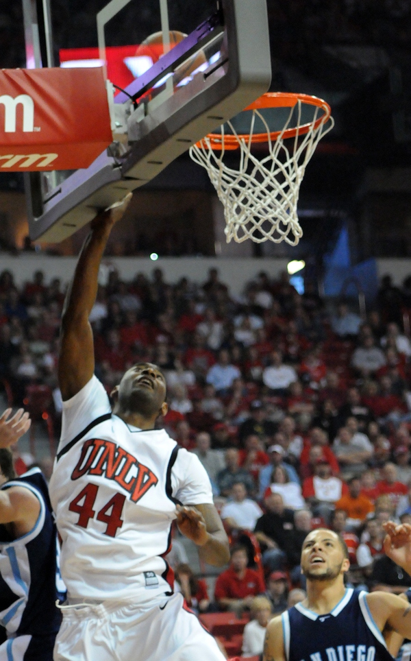 Darris Santee lays it in for two at the home ...