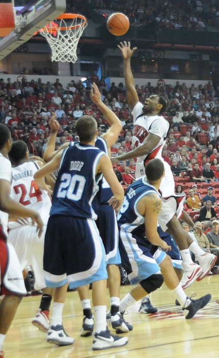 Darris Santee puts up a floater on Saturday.