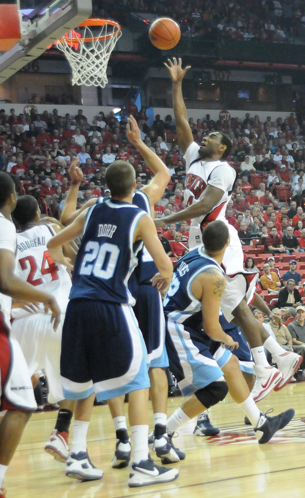Darris Santee puts up a floater on Saturday.