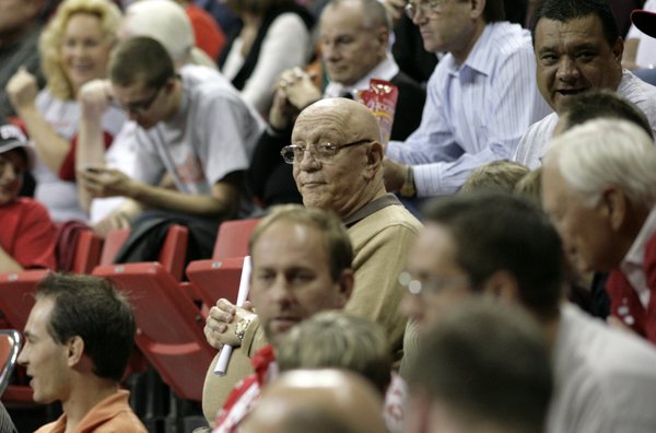 Former UNLV head coach Jerry Tarkanian watches the Rebels from ...
