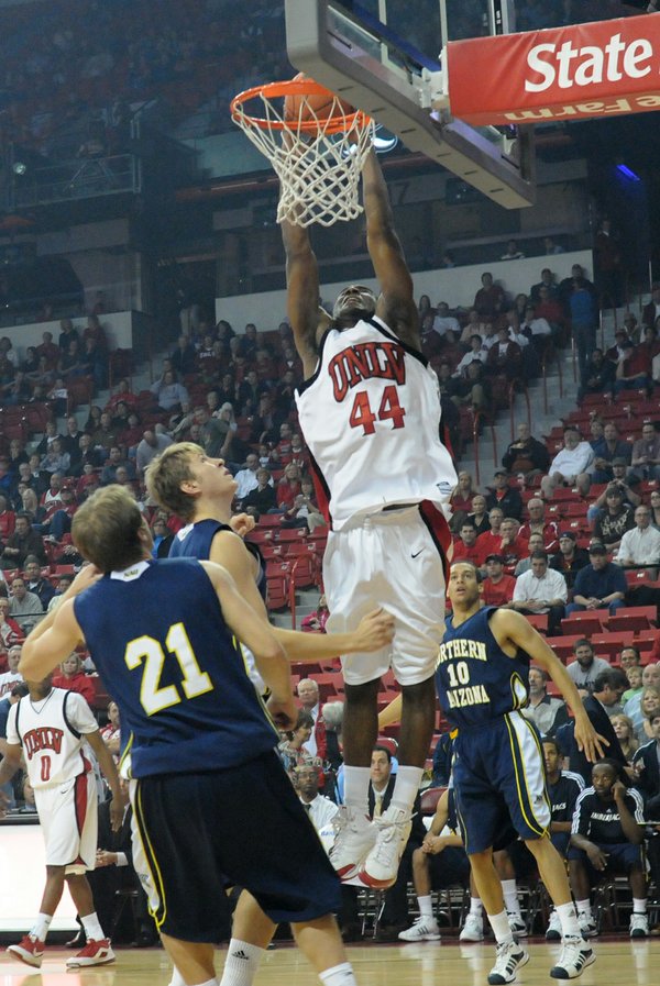 Darris Santee puts it down for two in the first ...