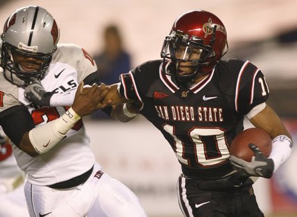San Diego State's Davion Mauldin (10) fights for yardage against UNLV's Deante Purvis, left, on a kickoff return during the first quarter.