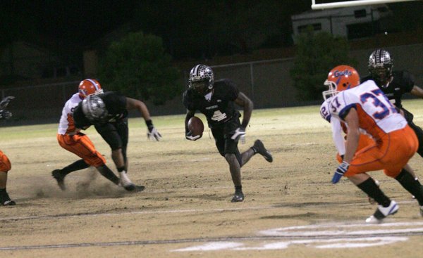 Palo Verde's Sidney Hodge (4) carries the ball during the ...