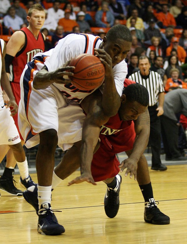 UTEP's Kareem Cooper, left, and UNLV's Rene Rougeau battle for ...