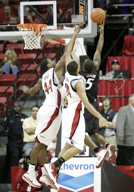 Darris Santee and Rene Rougeau contest Deonta Vaughn of Cincinnati Saturday at the Thomas & Mack Center.