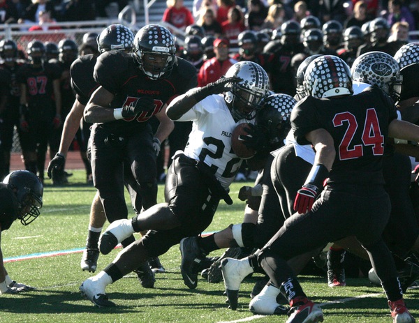 Palo Verde running back Chaz Thomas (22) pounds his way ...