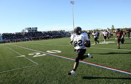 Palo Verde running back Chaz Thomas (22) breaks away for a touchdown during the Nevada State semifinals football game against Las Vegas high Saturday.