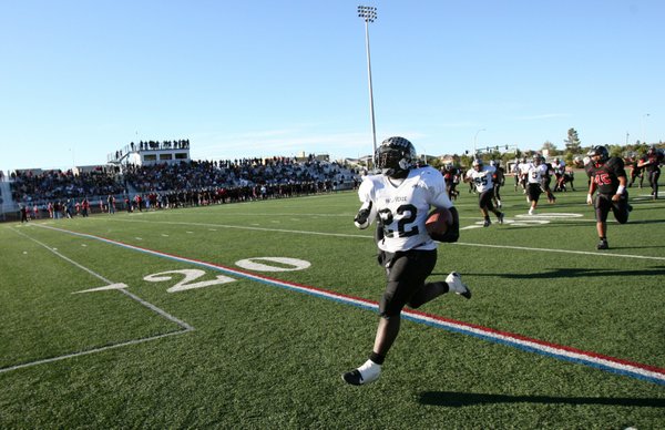 Palo Verde running back Chaz Thomas (22) breaks away for ...