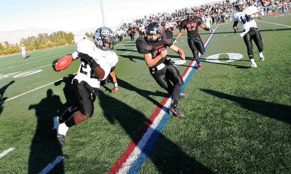 Palo Verde running back Chaz Thomas (22) carries the ball ...