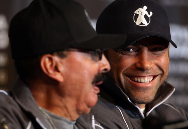Boxer Oscar De La Hoya, right, talks with his trainer ...