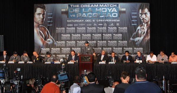 Boxer Oscar De La Hoya, center, speaks during a news ...