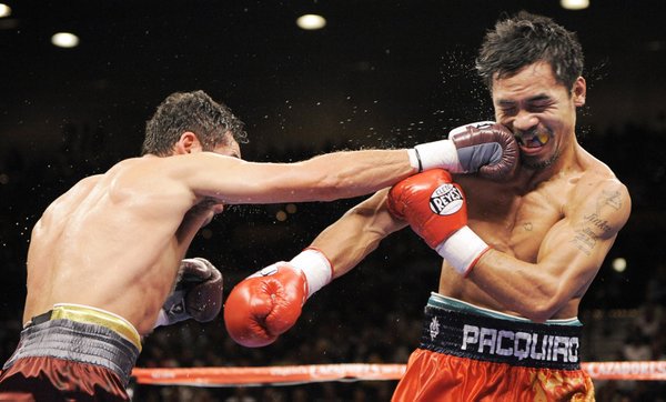 Oscar De La Hoya, left, connects with WBC lightweight champion ...